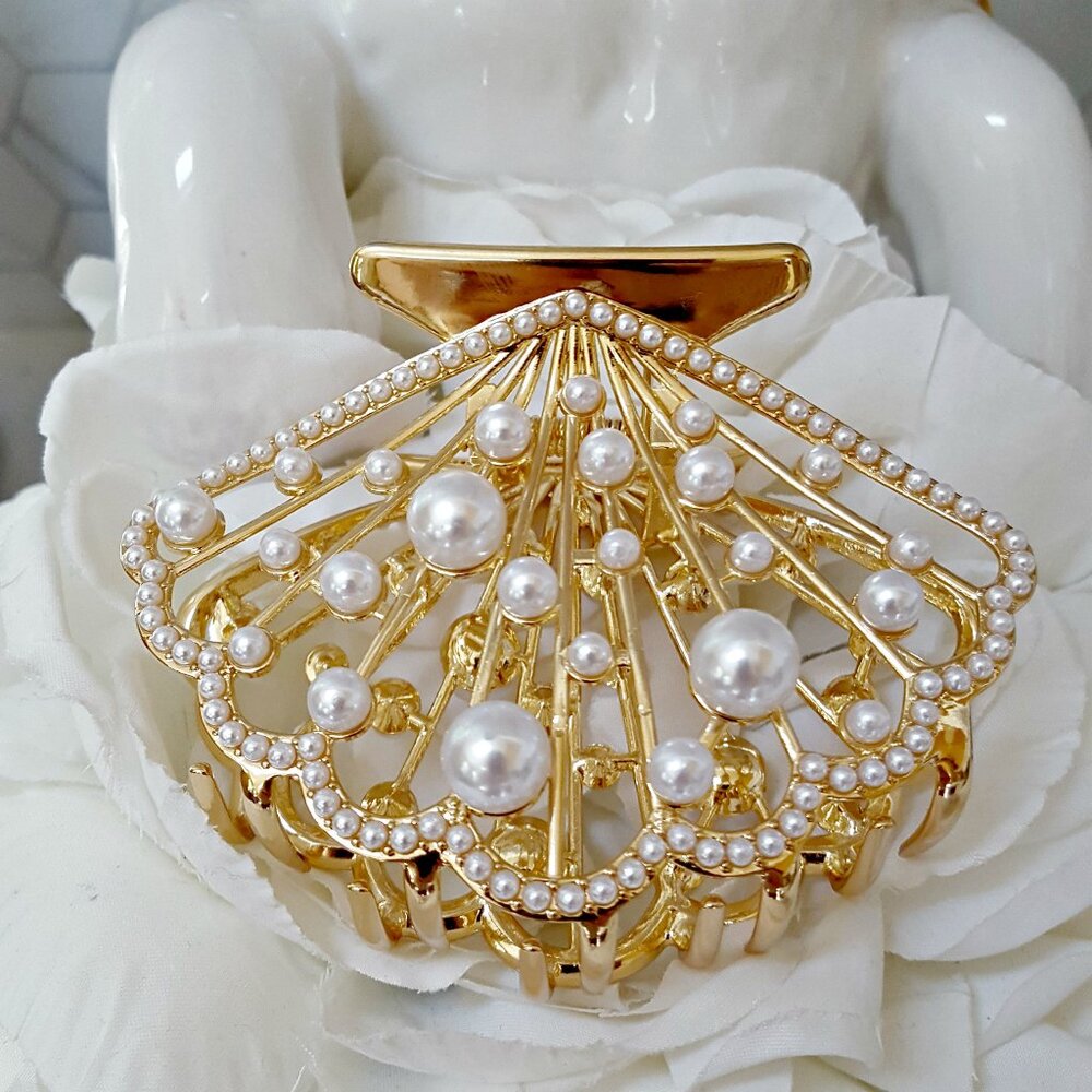 NEW! BEACHY VACAY SUMMER VIBES PEARLS SHELL CLAW CLIP